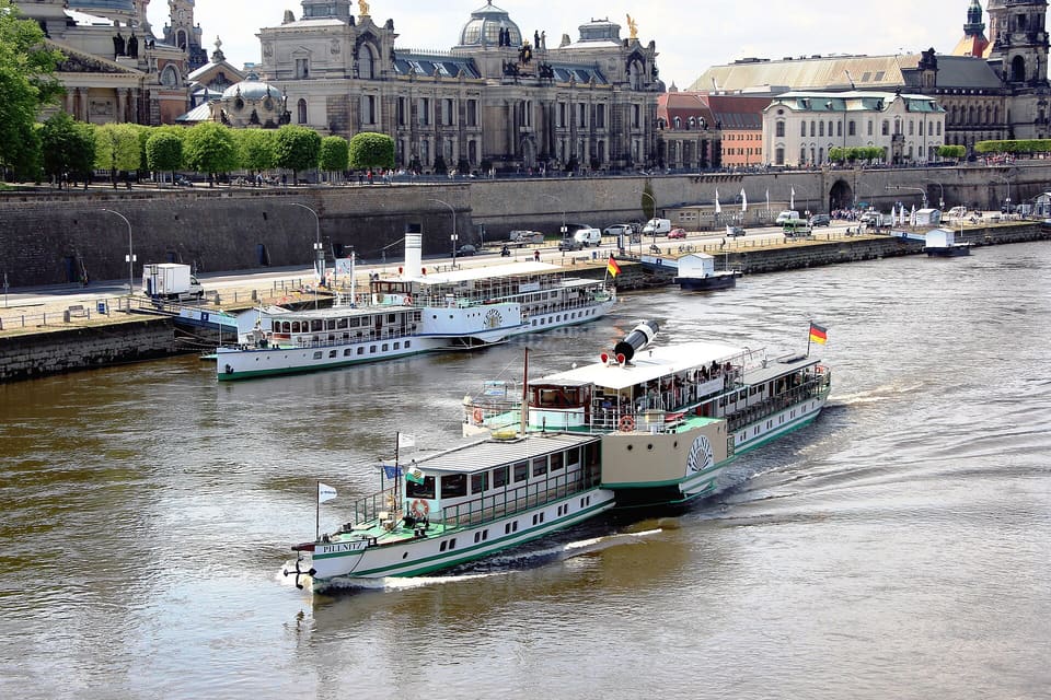 Two white paddle steamers on the Elbe, one under way in front, with the embankment wall of Brühl's Terrace and the Kunstakademie behind them.